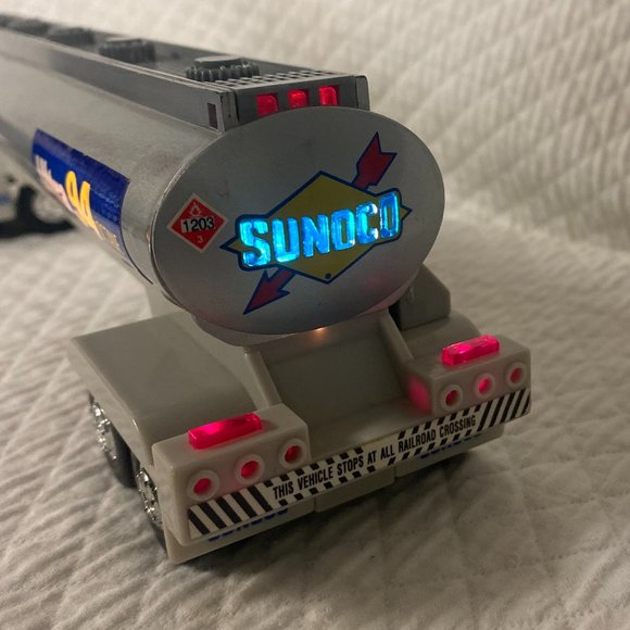 1994 Sunoco “Horn & Back-up alarm sounds” Tanker Truck, with running lights - Picture 5 of 15